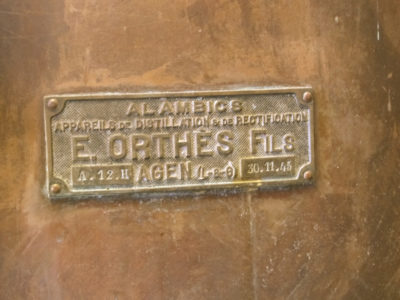 Plaque sur un alambic à Armagnac